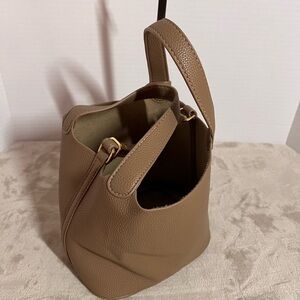 Chic soft Tan Leather Shoulder Bag